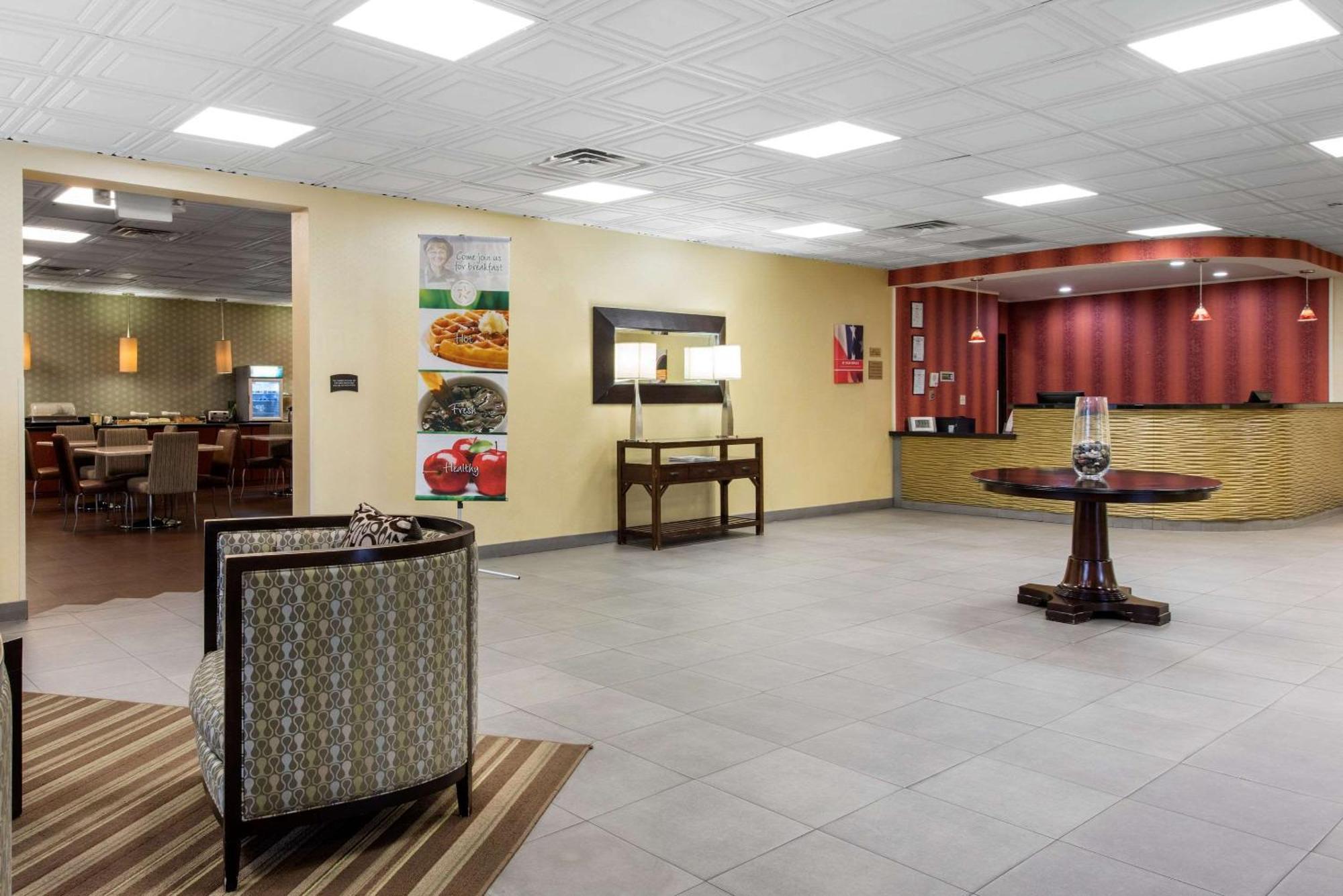 Quality Inn & Suites Charleston - Civic Center Exterior foto